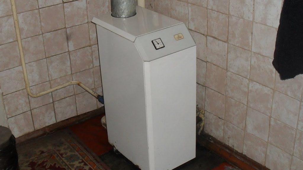 Одноконтурный газовый котел рядом со стеной